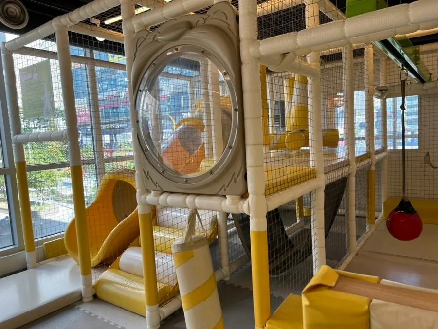 Interior seating and playroom at Pyeonbaek Hoegwan Main Branch