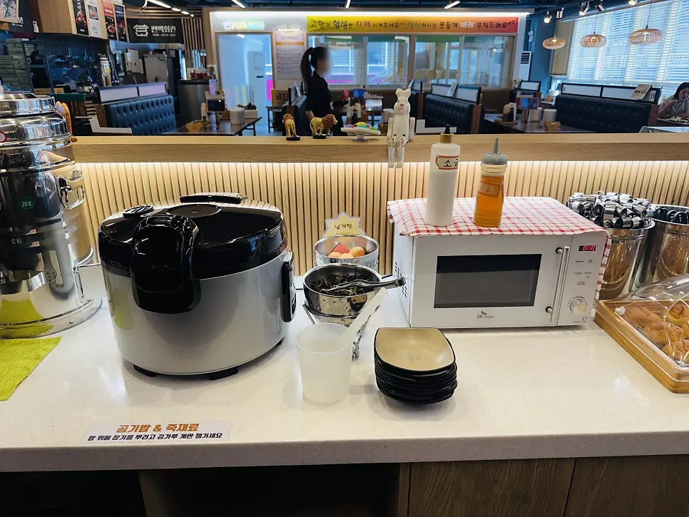 Beef chuck and woo samgyeop cooking in shabu-shabu broth