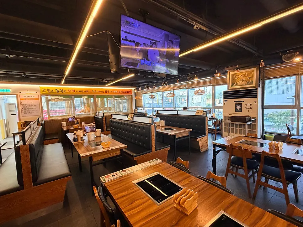 Spacious, pleasant dining hall inside Pyeonbaek Hoegwan Main Branch