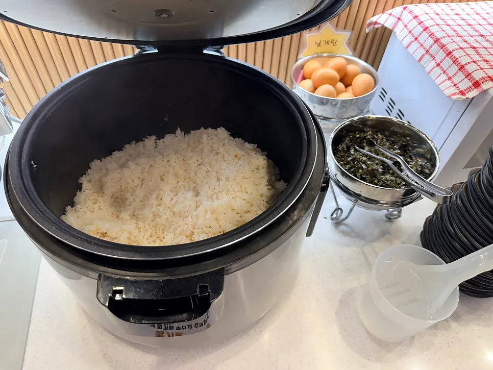 Rice, egg, and seaweed flakes corner for making porridge
