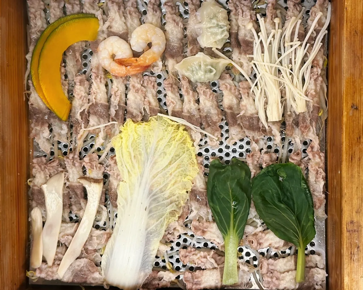 뚜껑을 연 편백찜 한판