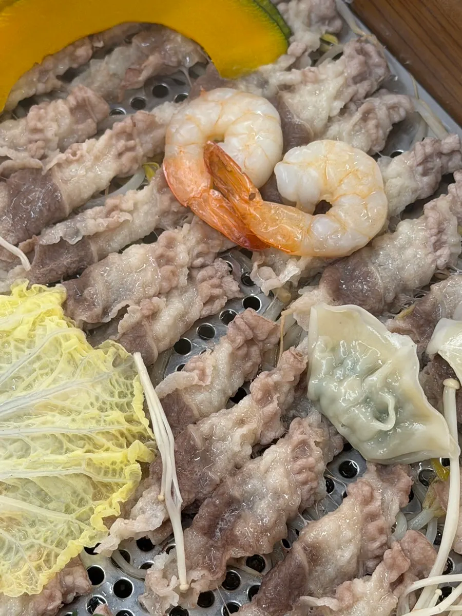 고기와 채소가 담긴 편백찜