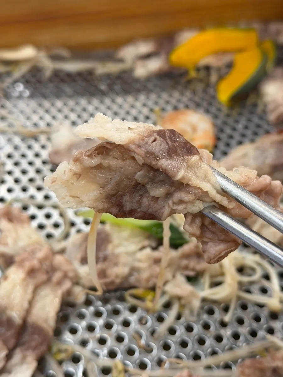 편백찜 고기를 라이스페이퍼에 싼 월남쌈