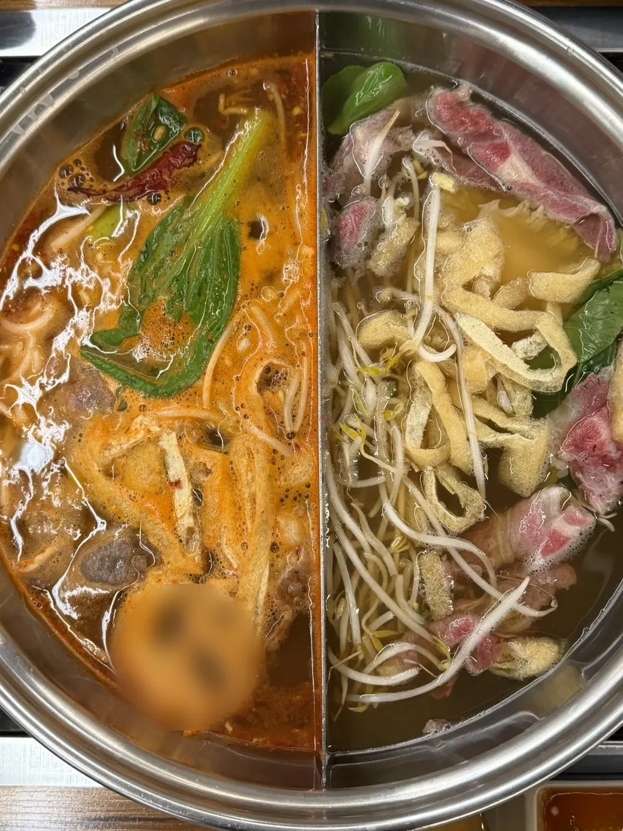 매콤육수와 기본육수 반반 샤브샤브 냄비