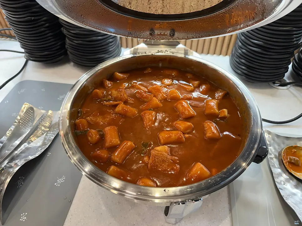 셀프바에 준비된 떡볶이