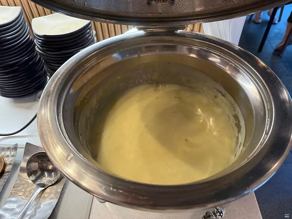 토마토스파게티와 스프가 놓인 에피타이저 코너