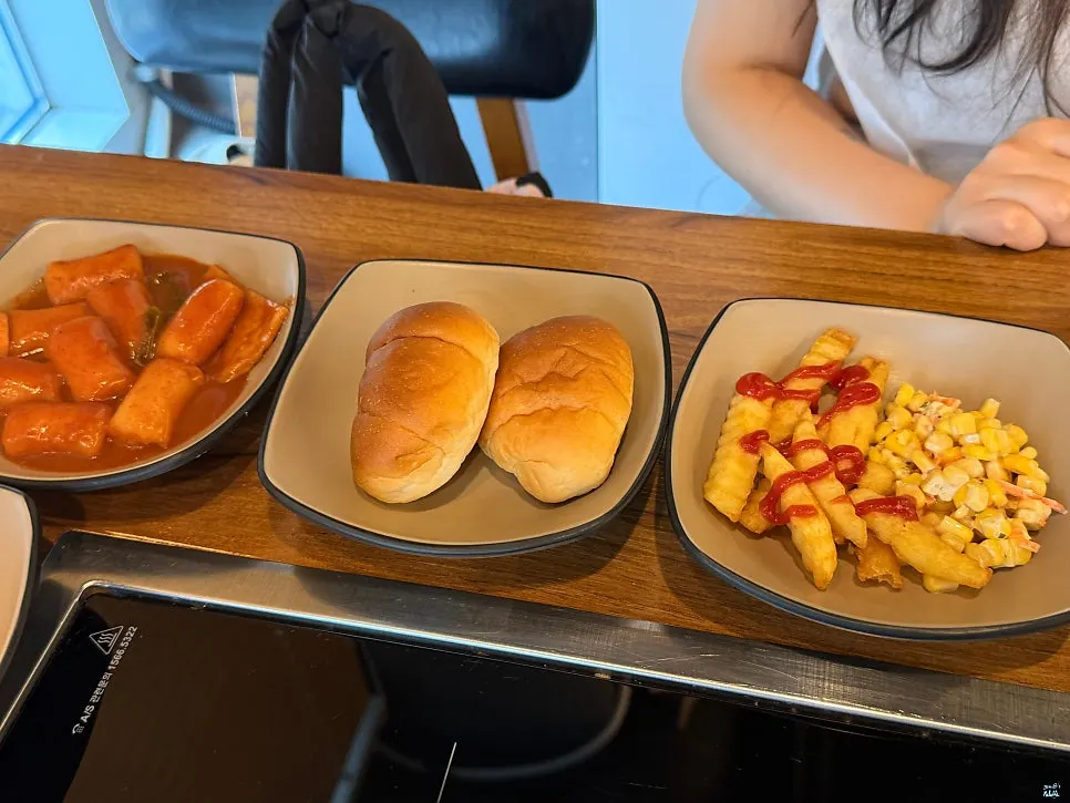 테이블에 차려진 에피타이저 접시