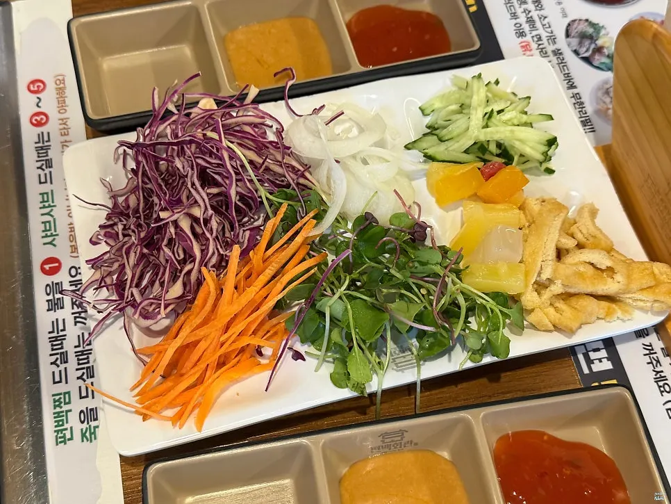 고기가 푸짐하게 담긴 편백찜 세팅