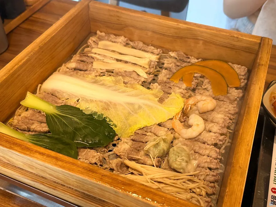 찜기에서 익고 있는 편백찜