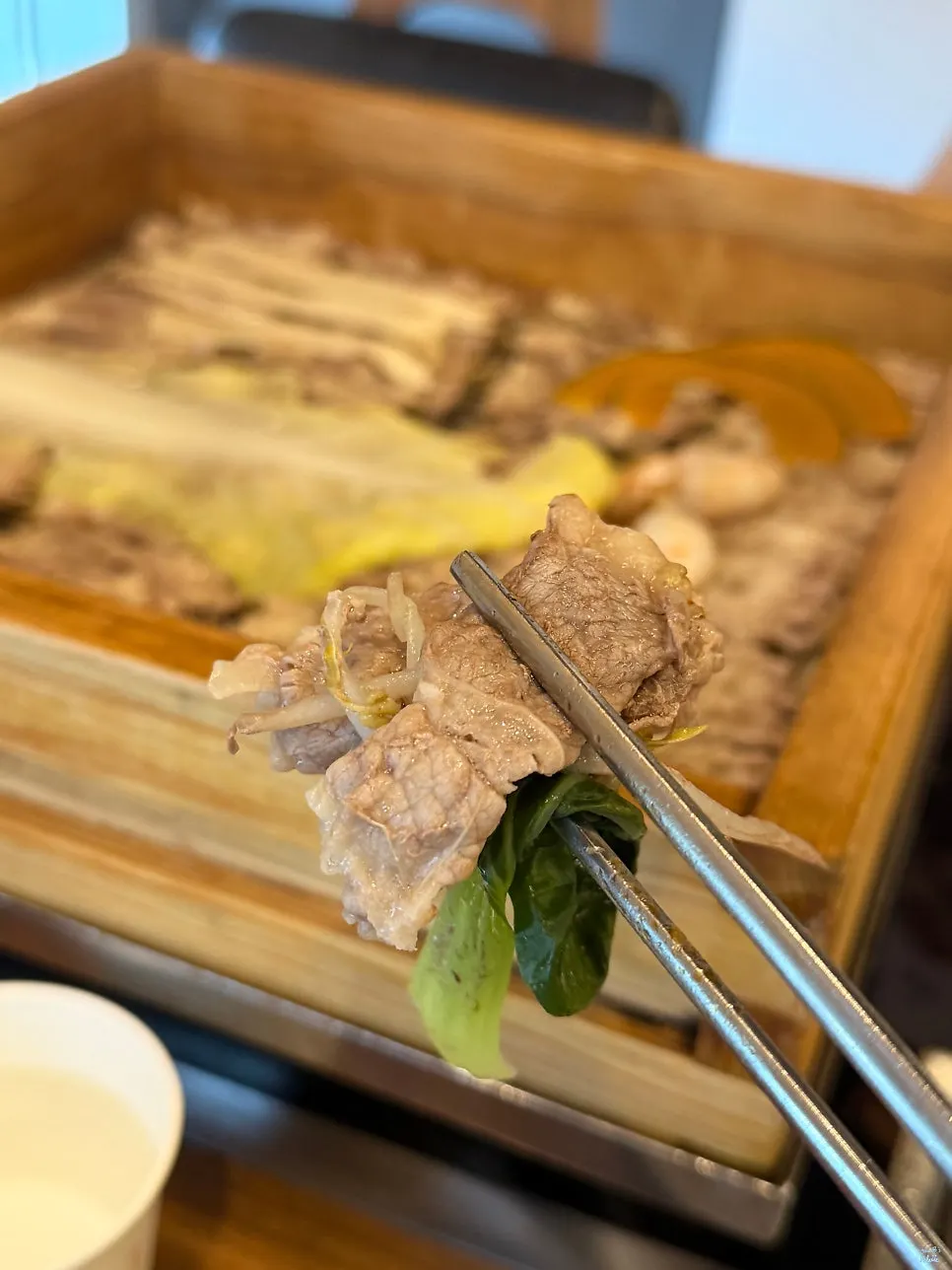 알맞게 쪄진 편백찜 고기
