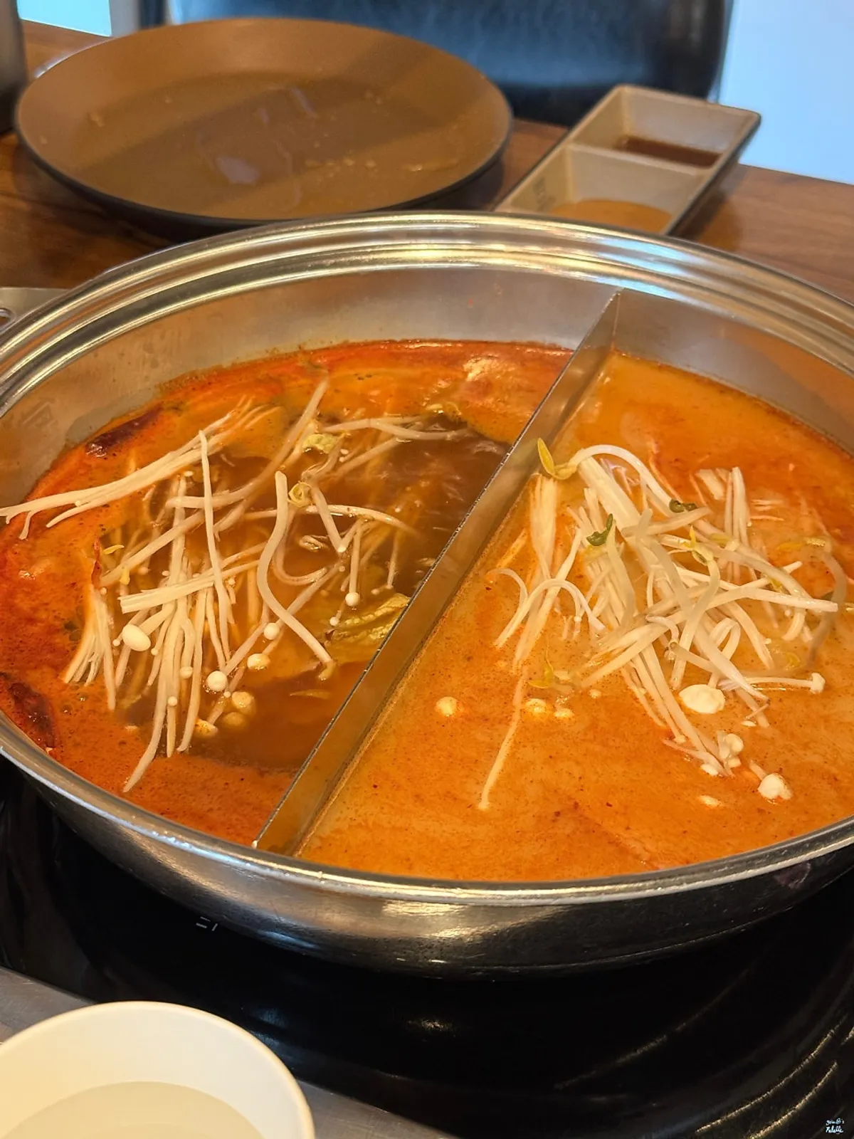 매운버섯탕과 사골마라탕 두 가지 육수 냄비