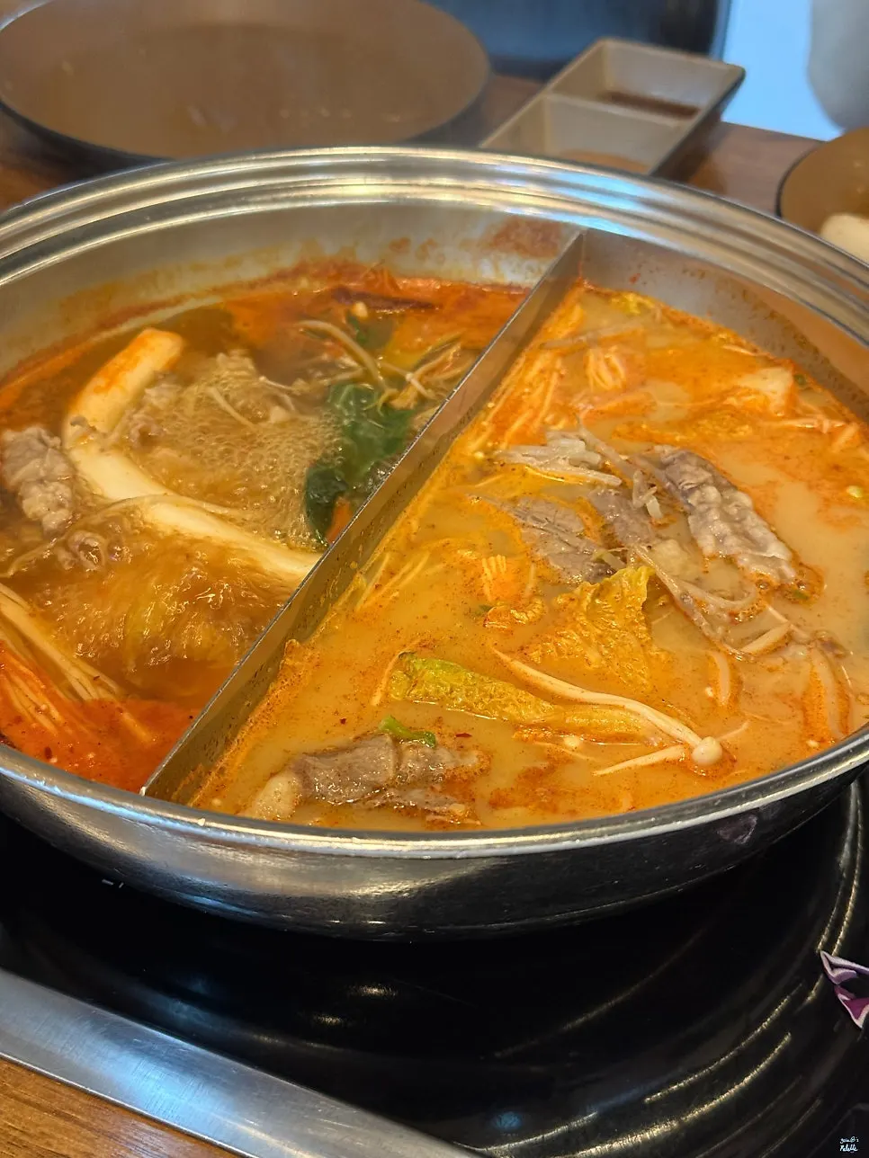 배추와 버섯을 듬뿍 넣고 끓인 샤브샤브