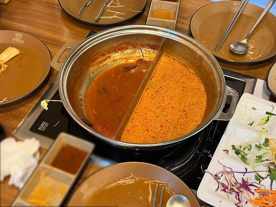 거의 다 비운 식사 마무리 테이블