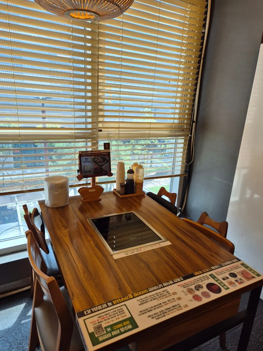 Seating at Pyeonbaek Hoegwan Main Branch with a view of the playroom