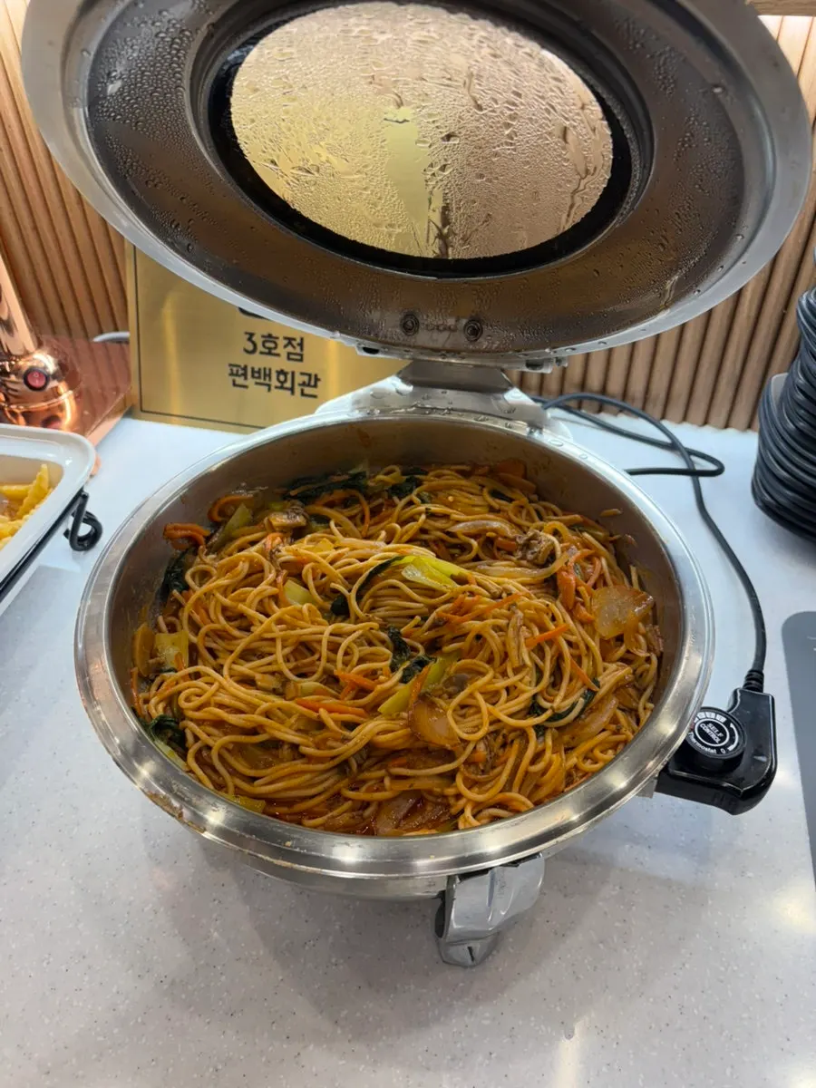 Soup and stir-fried noodles corner on the salad bar