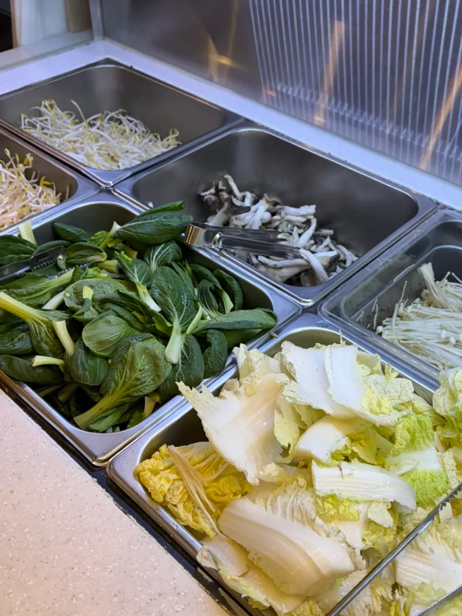 Rice-paper roll vegetables and rice paper station