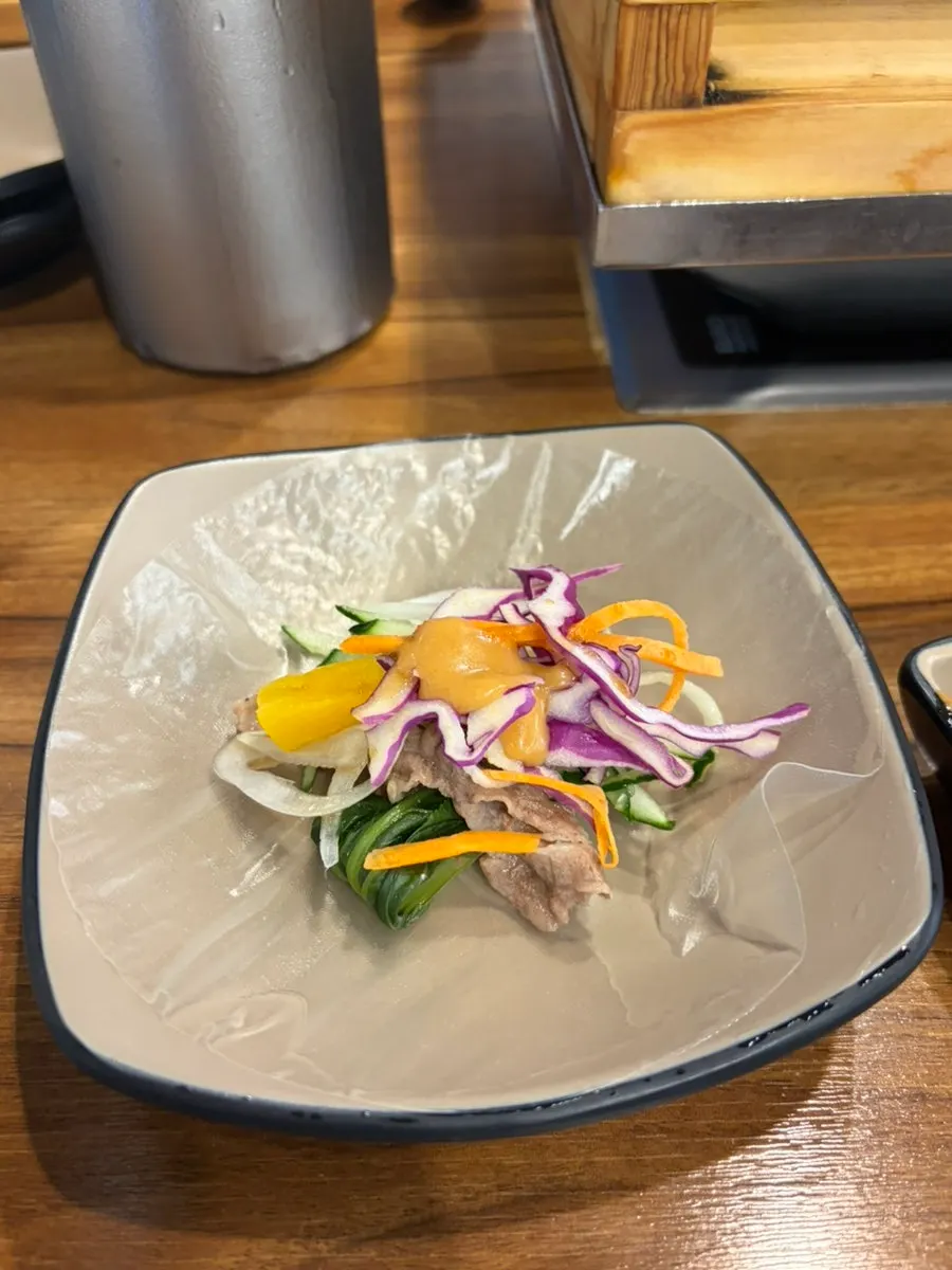 Rice-paper roll wrapped with cypress steam ingredients
