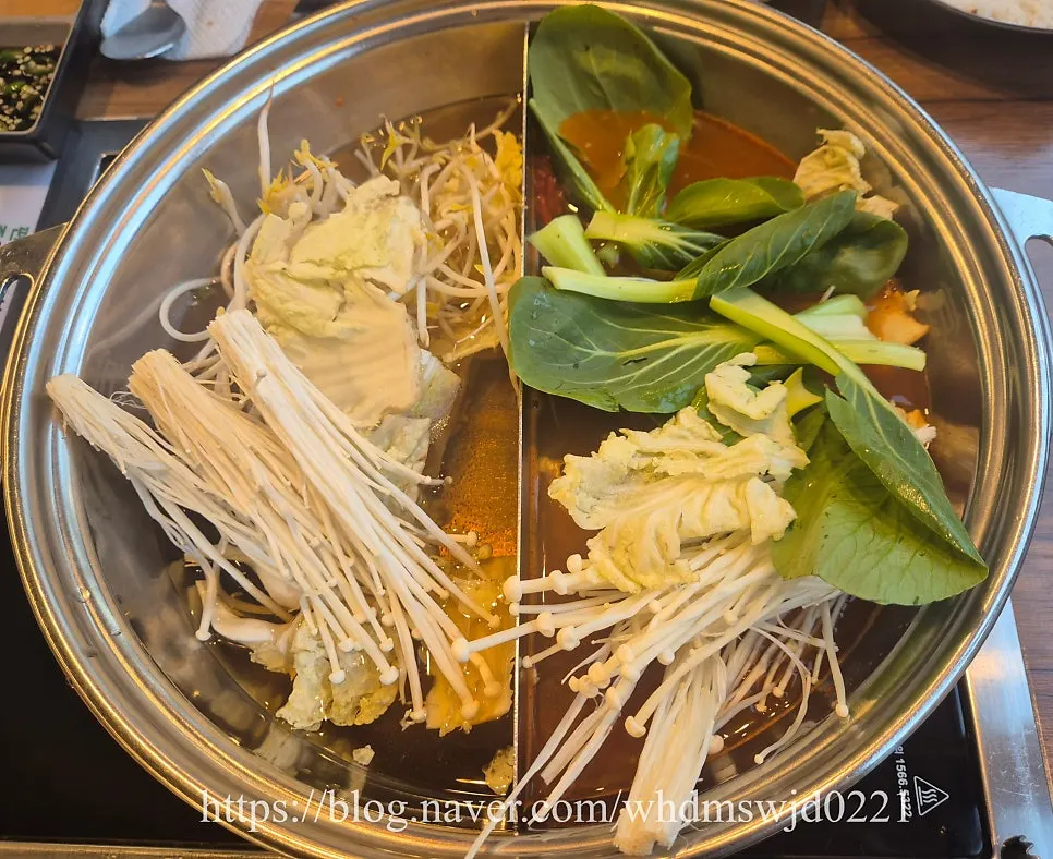Half-and-half broth shabu-shabu pot at Pyeonbaek Hoegwan Main Branch