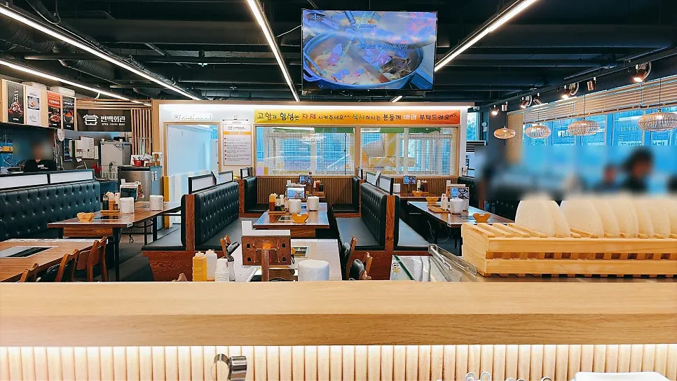 Spacious hall seating at Pyeonbaek Hoegwan Main Branch