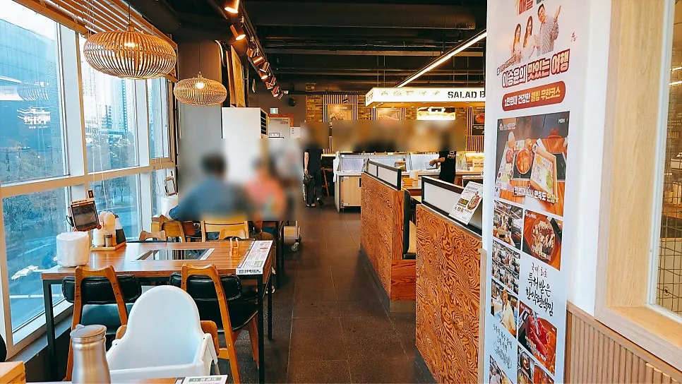 Interior of Pyeonbaek Hoegwan hall, suited for group dining