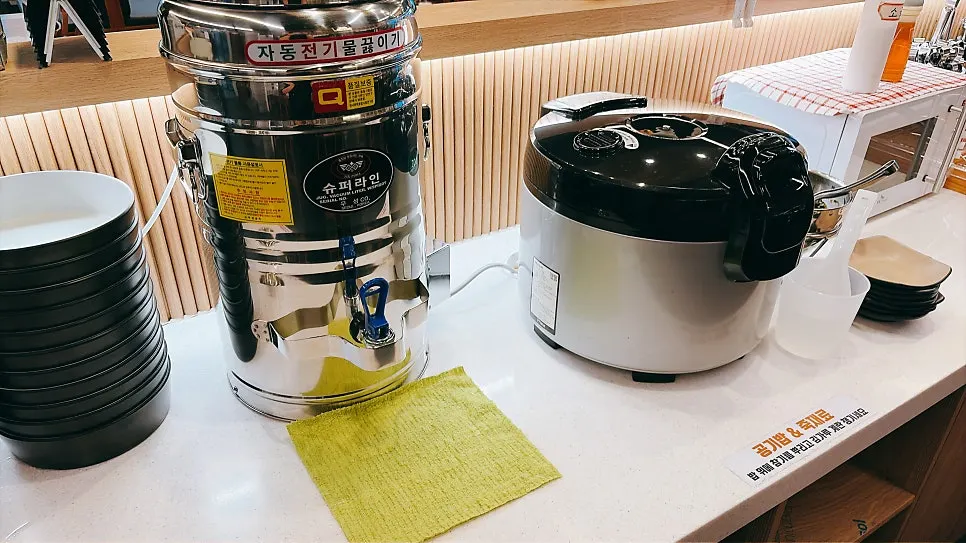 Warm water station for rice-paper rolls and rice for porridge