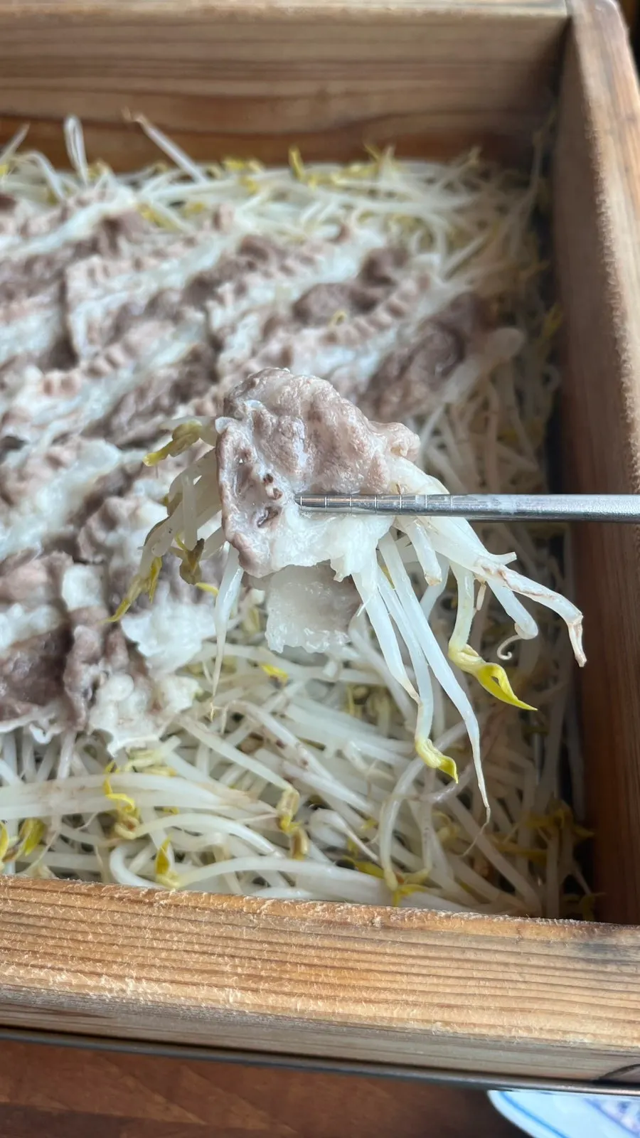 A piece of woo-samgyeop pyeonbaekjjim lifted up