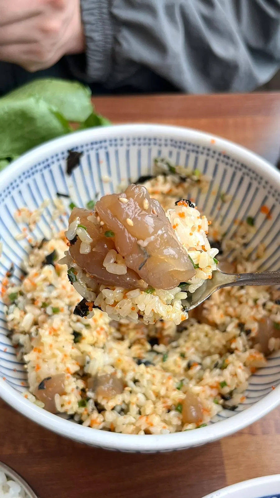 Mixing soy sauce dressing into the soy sauce shrimp rice