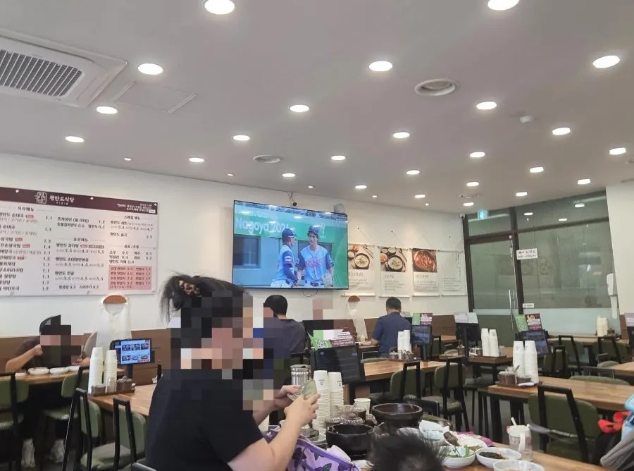 평안도식당 화정점 홀 내부 테이블