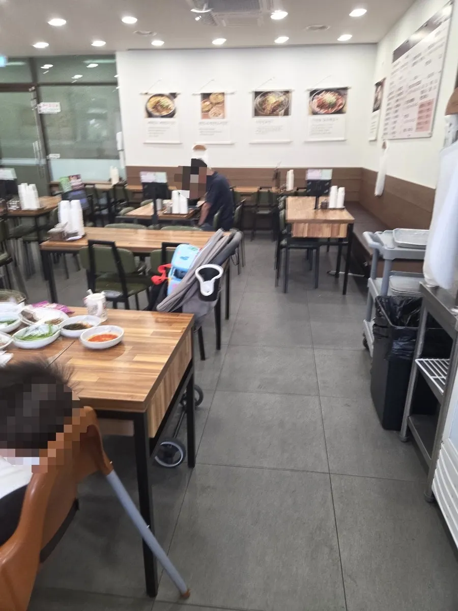 세트메뉴 안내가 붙은 가게 내부
