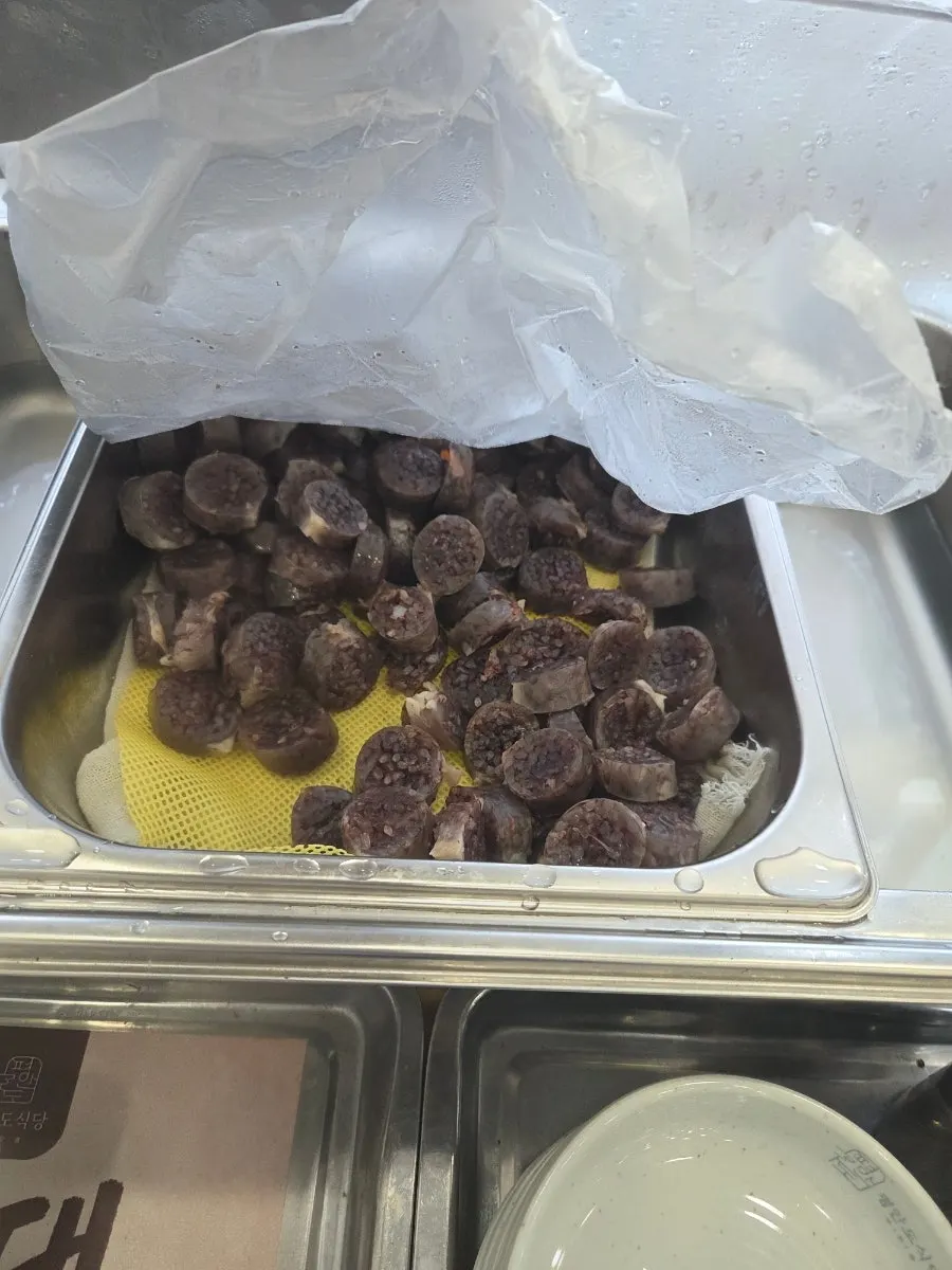 반찬과 순대가 놓인 셀프바
