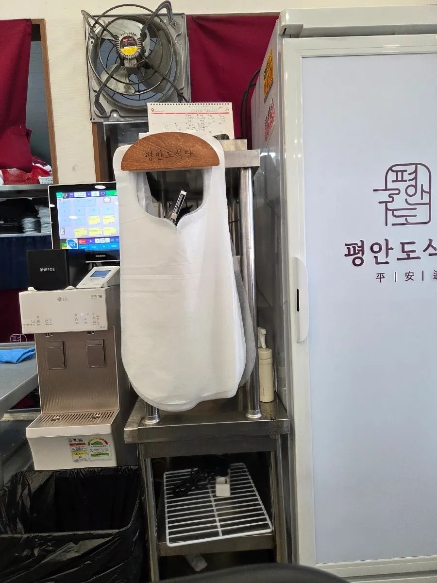 정수기 옆 일회용 앞치마