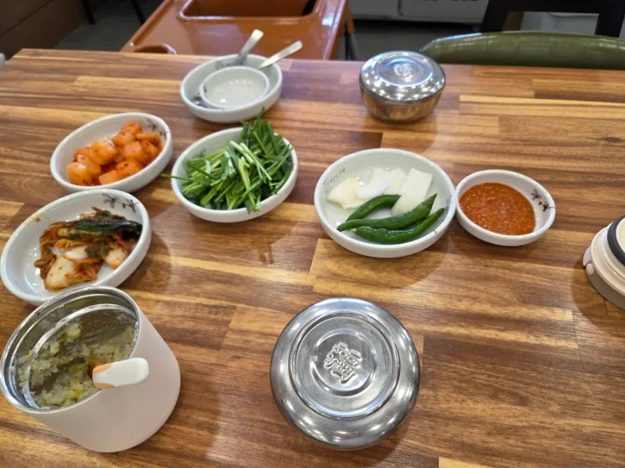 깍두기 김치 부추 쌈장 기본 반찬 첫 셋팅
