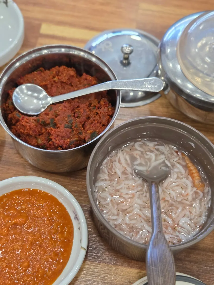 아기의자와 유아 앞접시 숟가락포크 세팅