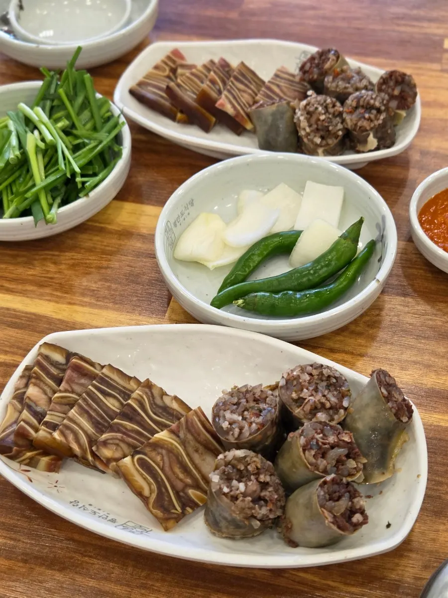 순대국정식에 나온 편육과 순대 접시