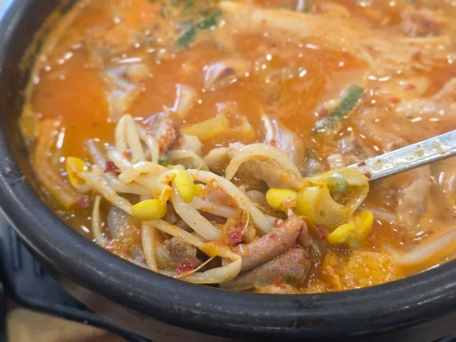 뚝배기에 끓여 나온 얼큰순대국