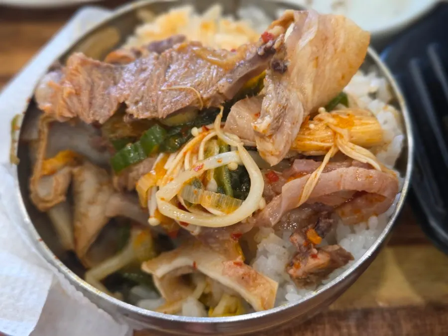 밥그릇 위에 꺼내놓은 순대국 고기