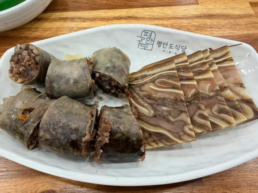 순대국 정식 두 그릇과 막걸리 한 병 상차림