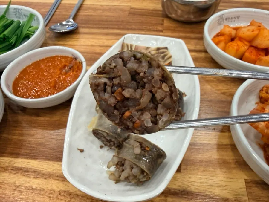 윤기 흐르는 순대와 편육 접시