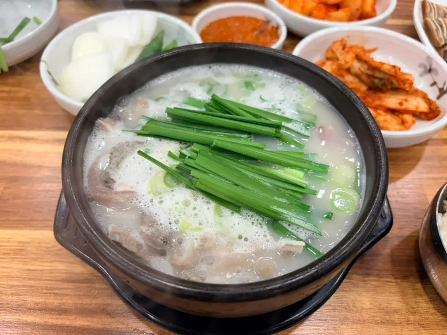 부추 올린 펄펄 끓는 순대국 뚝배기