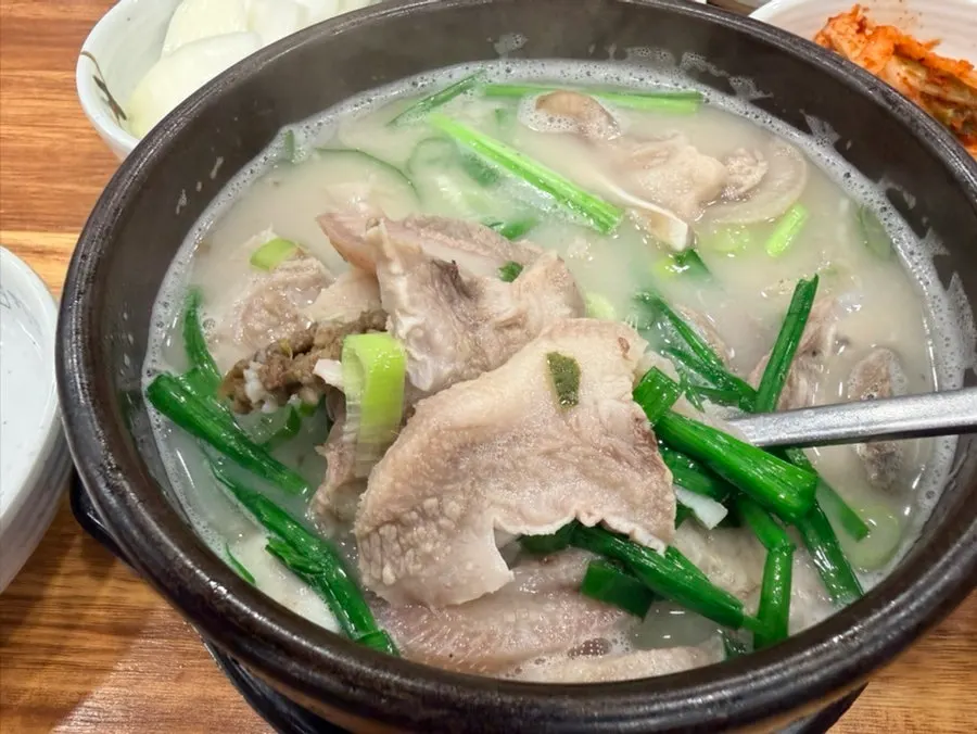 맑고 깔끔한 사골 순대국 국물