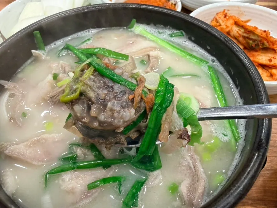 다대기와 들깨가루 풀어 밥 말은 순대국
