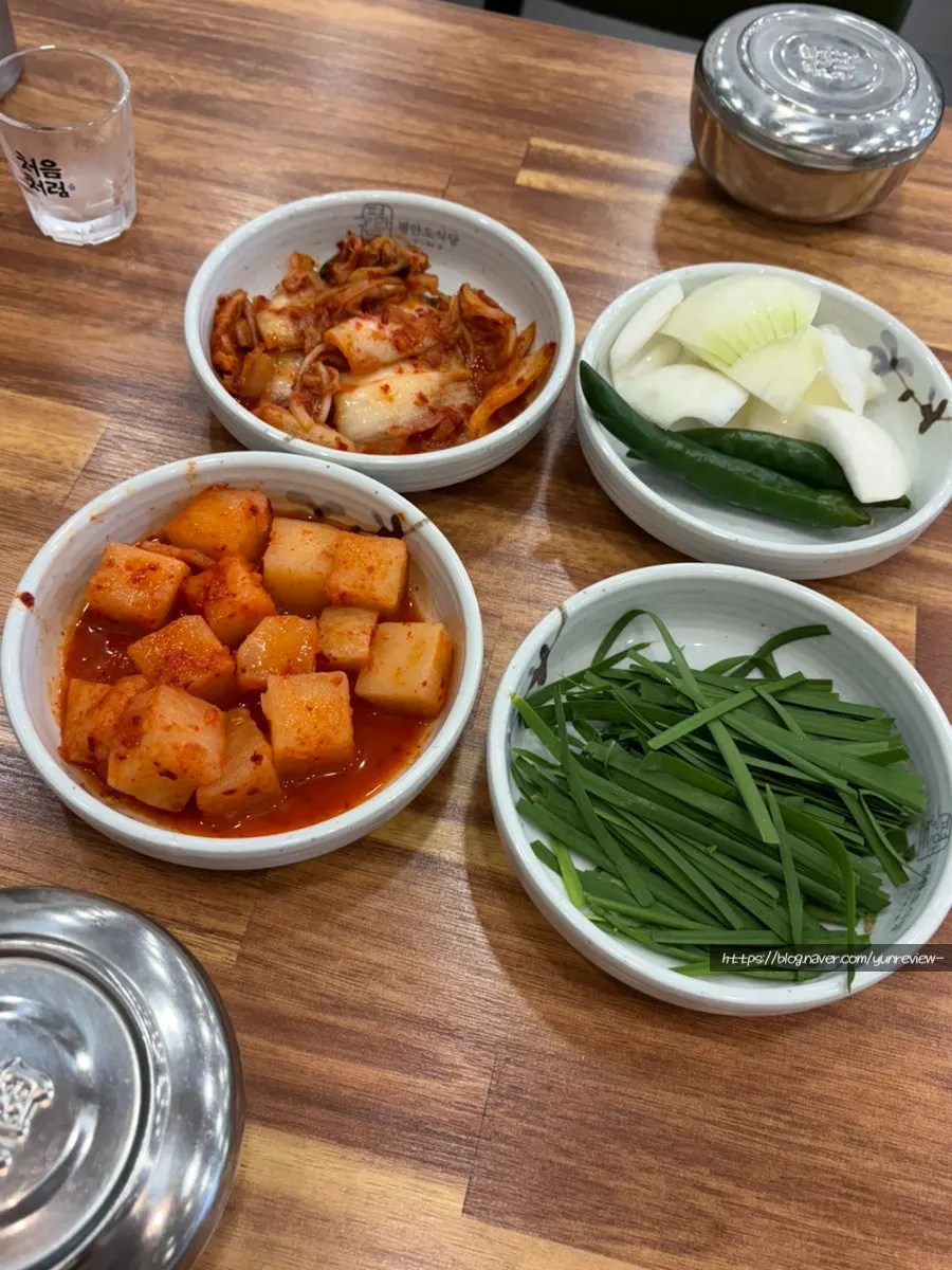 뚜껑 덮인 밑반찬 셀프바