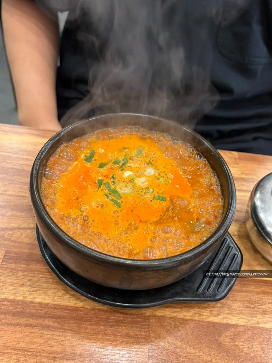 김치와 깍두기 등 국밥 기본 반찬 상차림