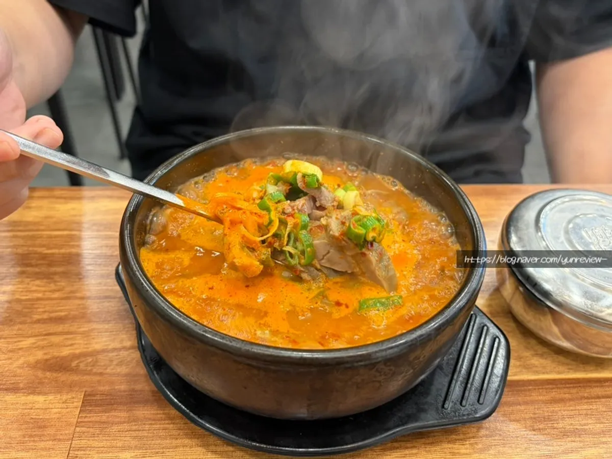 뚝배기에 담긴 얼큰 순살 국밥