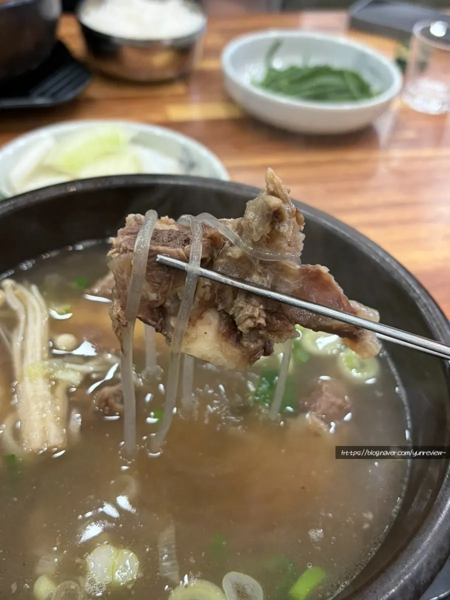 콜라와 반주 잔으로 건배하는 모습