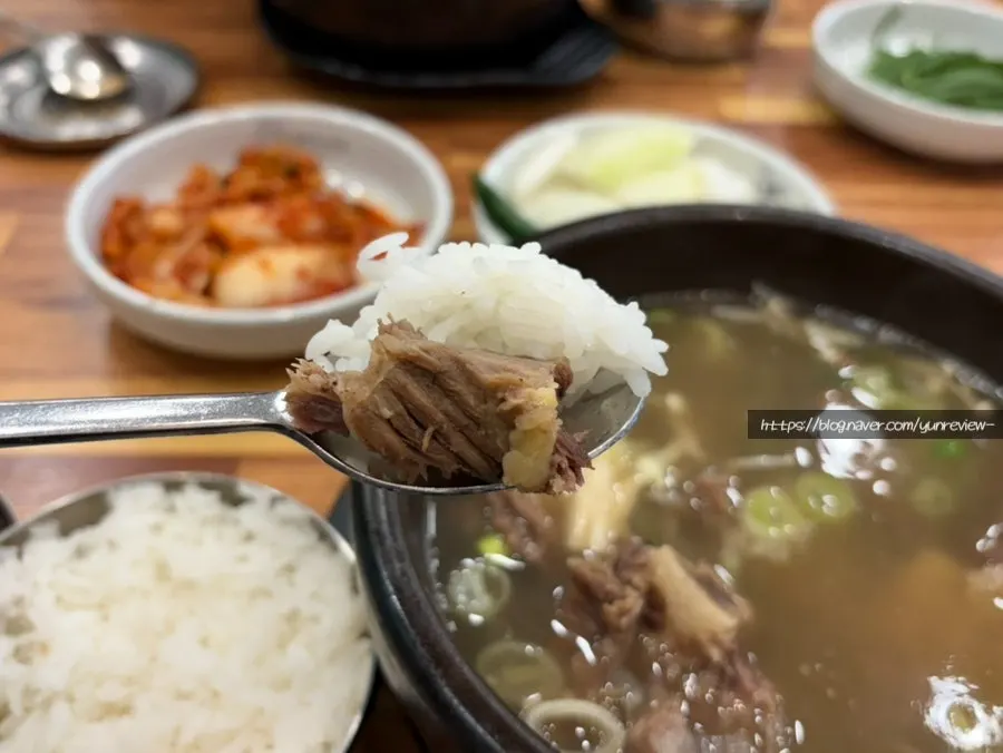 맑은 국물 탕과 밥 한 공기