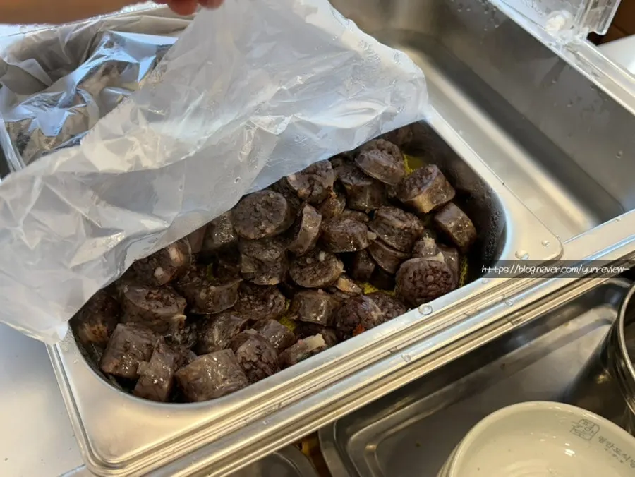 접시에 담아온 무한리필 순대
