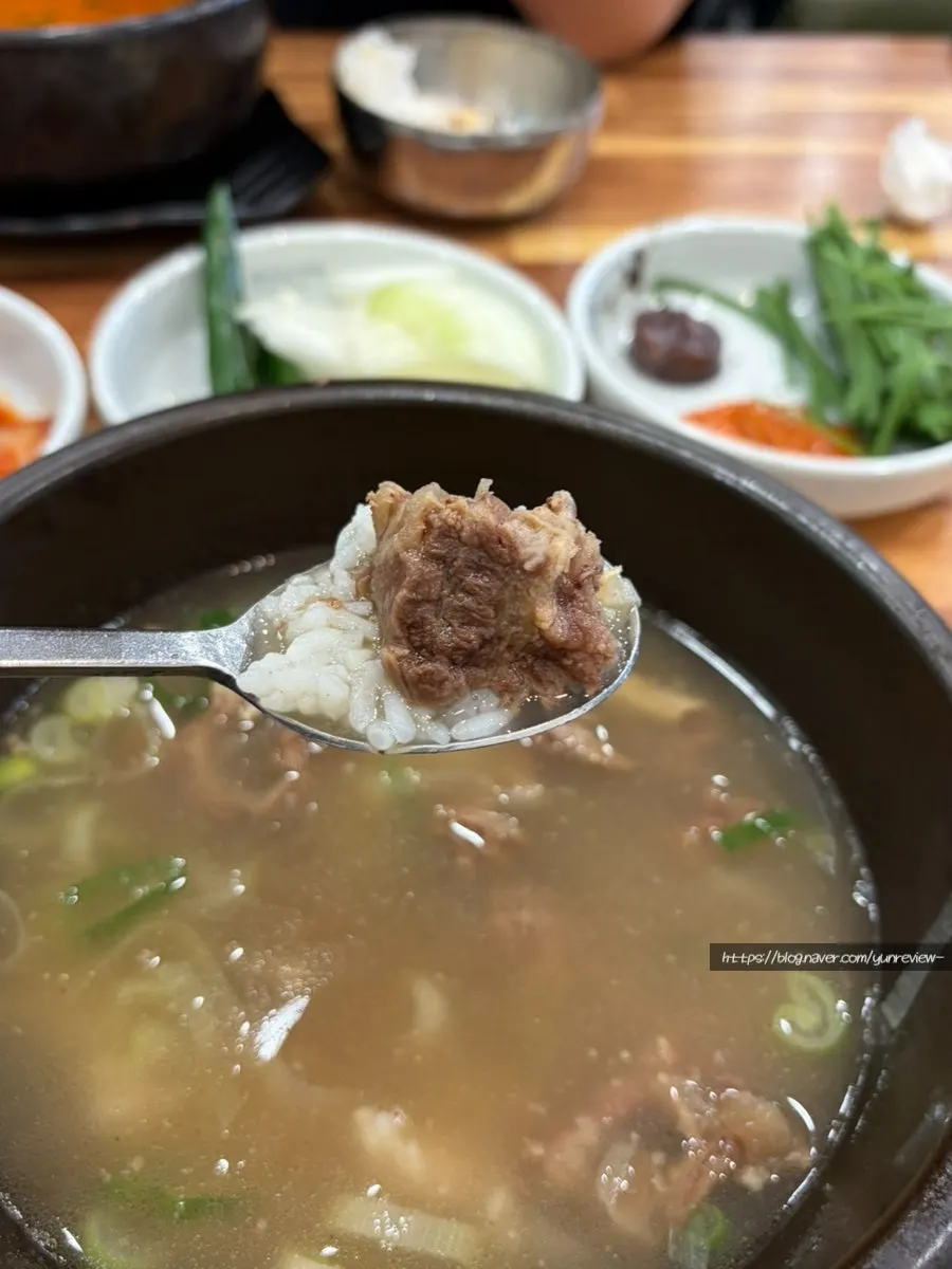 쌈장과 소금에 곁들이는 순대