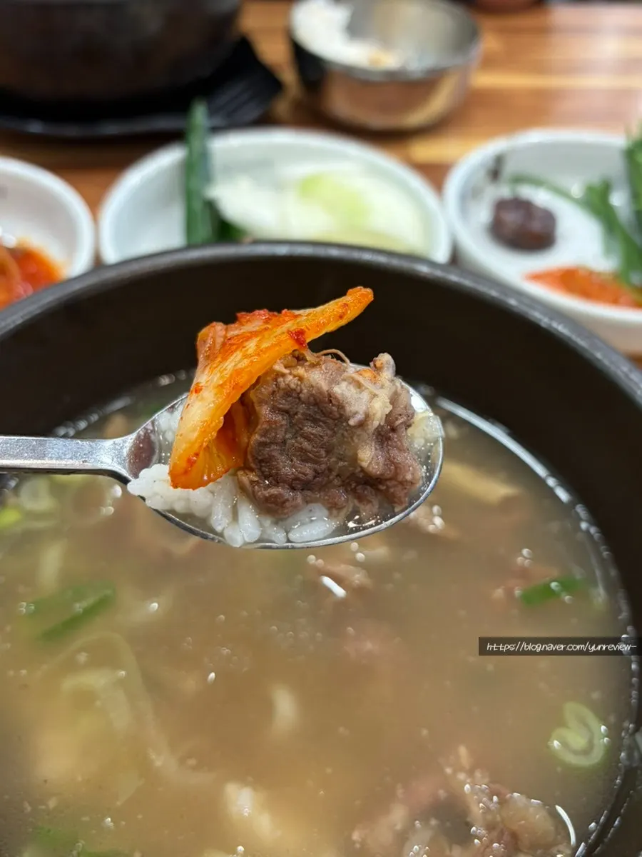 순대와 반찬을 곁들인 식사 상차림