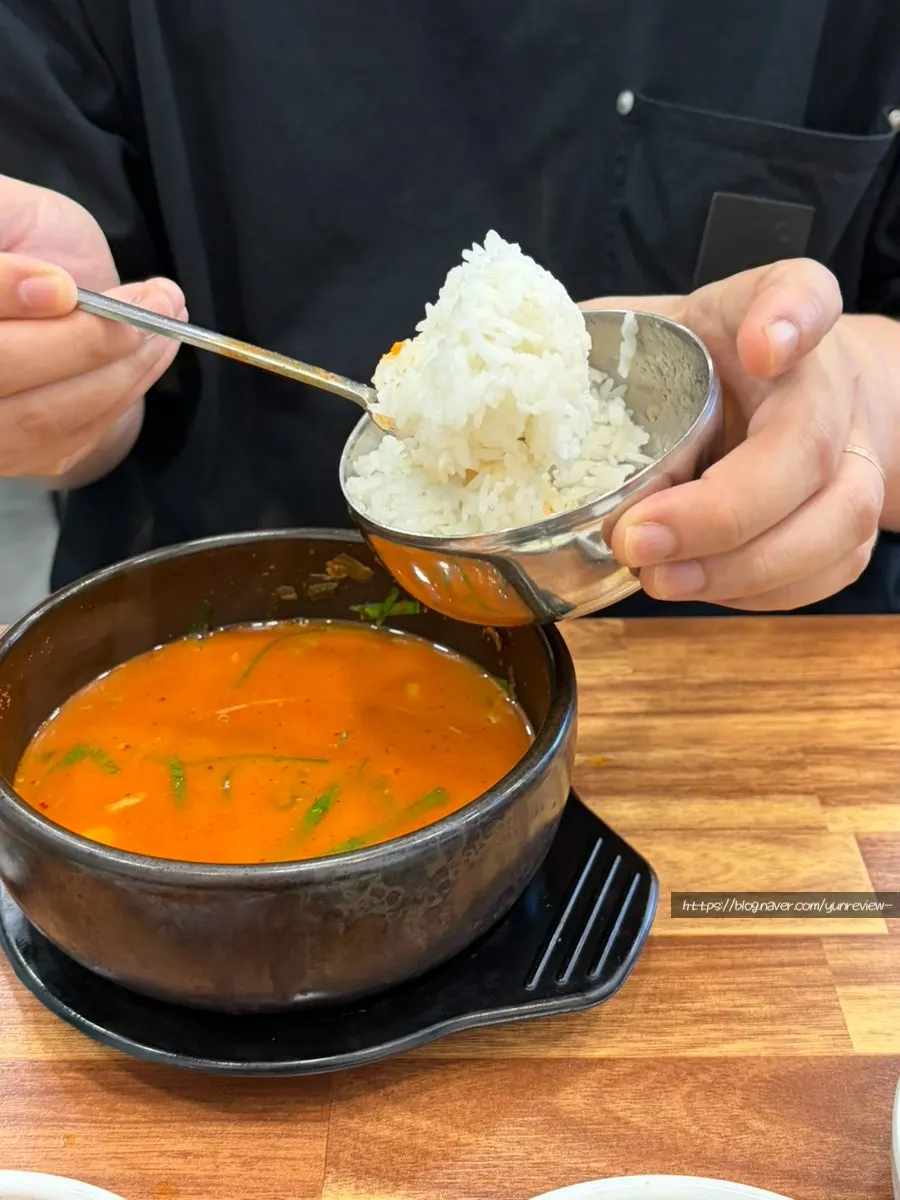 고기에 직접 담근 김치를 올린 한 입